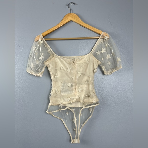 Le Lis Puff Sleeve Gold Star Bodysuit - Picture 6 of 9